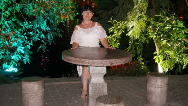 Присела на пенек