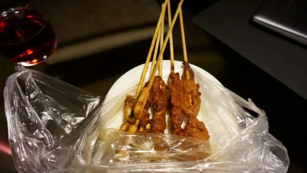 Шашлычки из курицы, говядины и кальмара