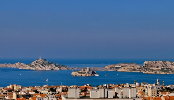 Фриульские острова. В центре остров и замок Иф 