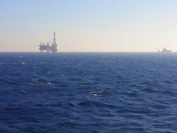 В море. Египет тоже добывает нефть и бензин у них стоит 0,35$