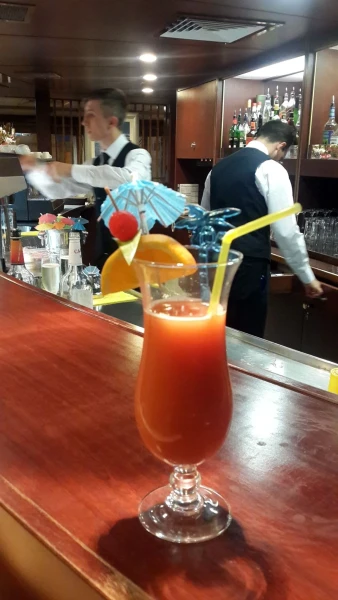 Коктейль в баре Sirocco Lounge