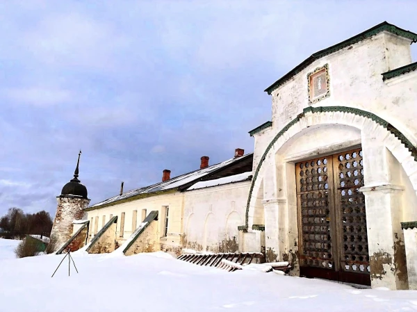 Каменная стена с башней