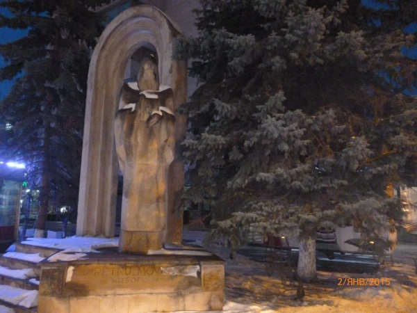 Кишинёв: памятник Митрополиту Киевскому Петру (Petru Movilă)... 