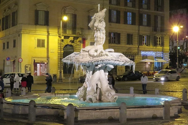 Фонтан Тритона в сосульках на  Piazza Barberini