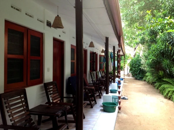 Отель Central Beach Inn в Мириссе