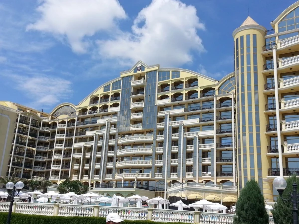 Наши счастливые соседи по курорту справа