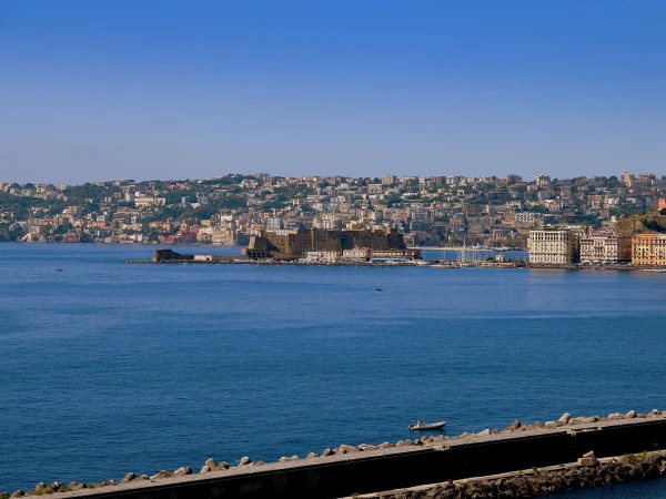 Неаполитанское побережье и Castel dell'Ovo (Замок яйца) 