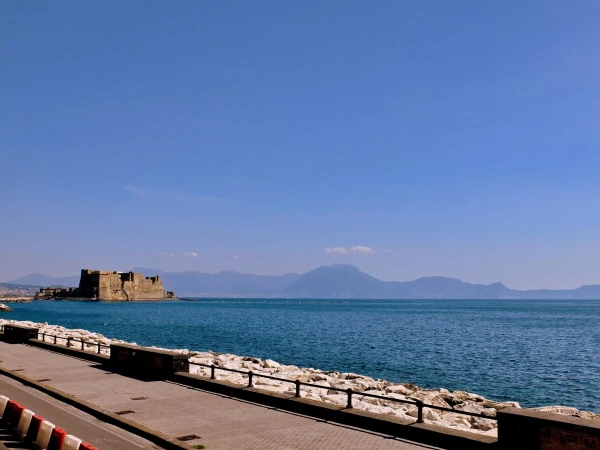 Неаполитанское побережье и Castel dell'Ovo (Замок яйца) 