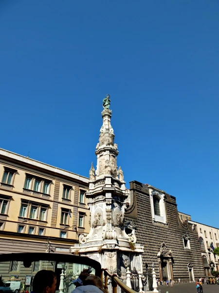 30-метровый Чумной столб и барочная Церковь (ранее дворец - palazzo Sanseverino, 1470 г. постройки) 