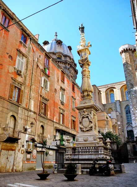 Площадь piazza Riario Sforza. Обелиск святого Януария – самый древний обелиск Неаполя, ХVII век 