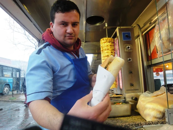 Продавец с восточного берега. говорят там готовят вкуснее. Мне везде было вкусно!