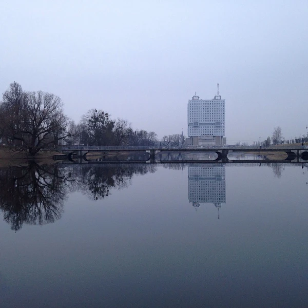Нижнее озеро и вид на Дом Советов