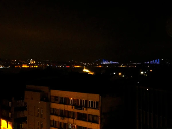 И тот же вид на мост ночью