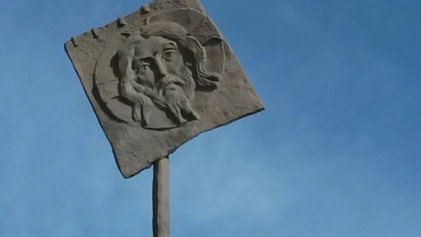 Часть памятника  основателям города