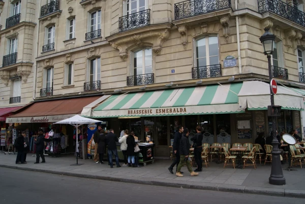 Кафе Esmеralda: 2 Rue du Cloître Notre Dame...