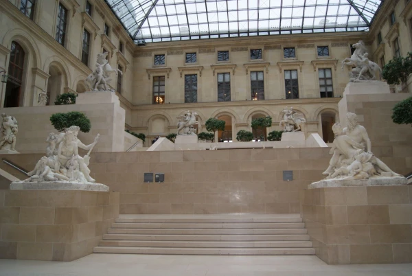 Musée du Louvre: двор Марли