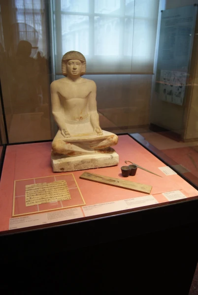 Musée du Louvre: статуя сидящего писца...
