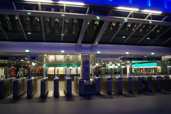 Из Disneyland: станция RER "Marne-la-Vallée-Cherssy": день открытых дверей... Опять бесплатно...