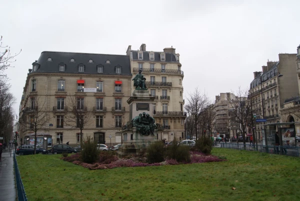 Памятник Гюстава Доре у станции метро Malesherbes... 