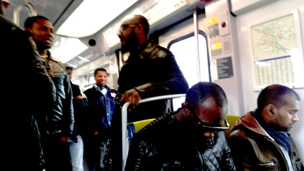 На RER в CDG: семь одинаковых парижан...