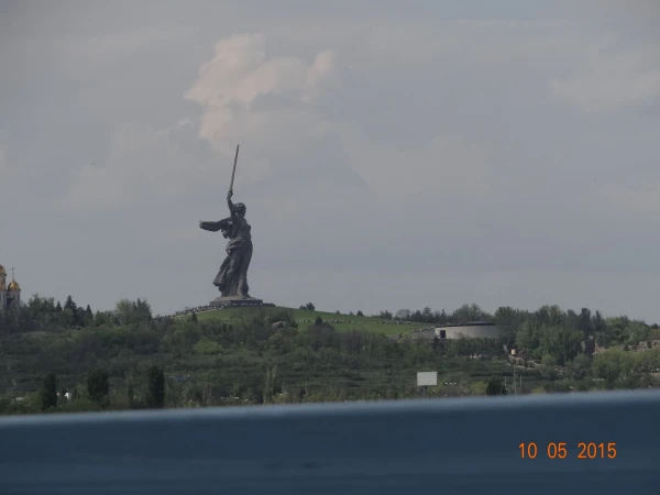 Из машины со стороны танцующего моста