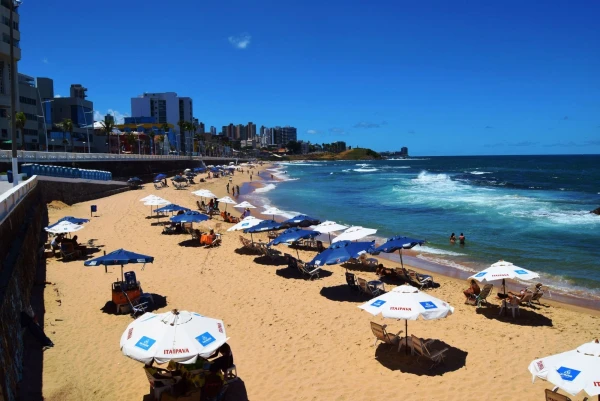 Вид на пляж Praia do Farol