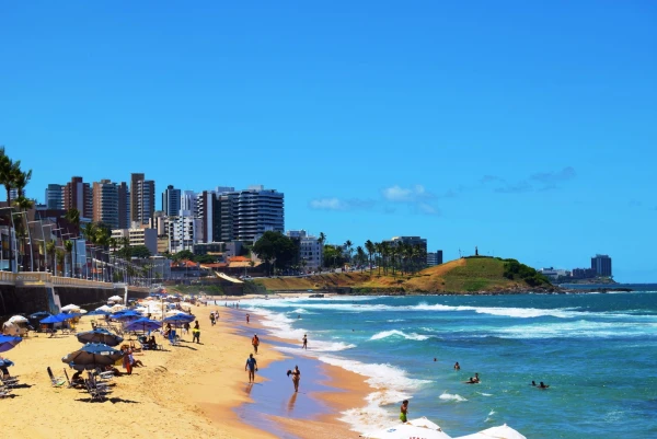 Вид на пляж Praia do Farol. Вдали виден холм Morro do Cristo