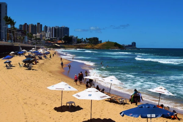 Вид на пляж Praia do Farol
