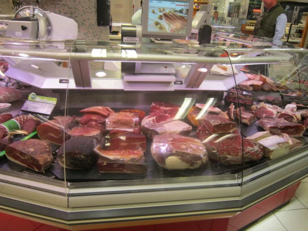 Мясной прилавок в галерее "Кауфхоф"