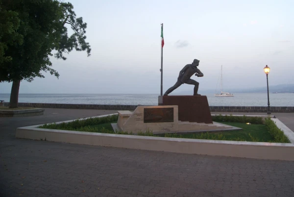 Via Francesco Crispi, памятник морякам I мировой войны...
