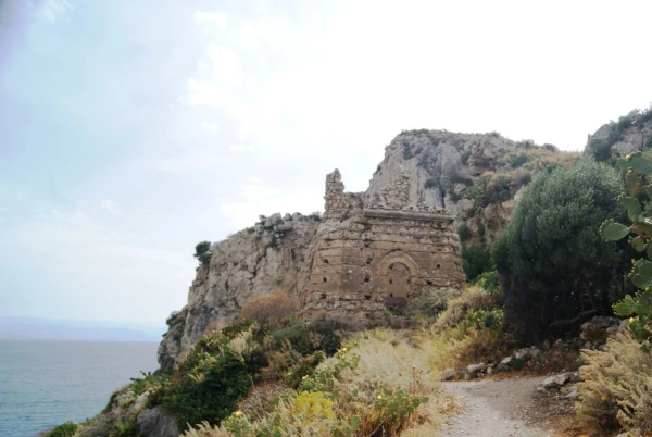Прогулка по берегу Capo di Milazzo: неопознанная достопримечательность...