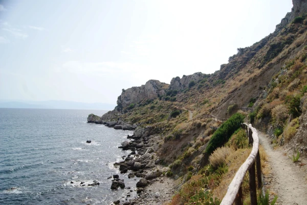 Прогулка по берегу Capo di Milazzo...: заканчивается 4-тый километр...