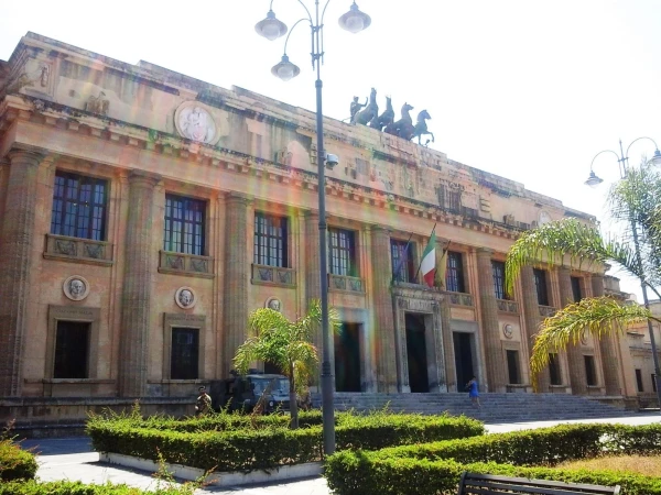 Piazza Francesco Maurolico, Palazzo Piacentini, ныне - Tribunale di Messina, суд то есть... 