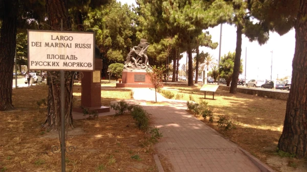 Мессина, Via Giuseppe Garibaldi, Площадь русских моряков