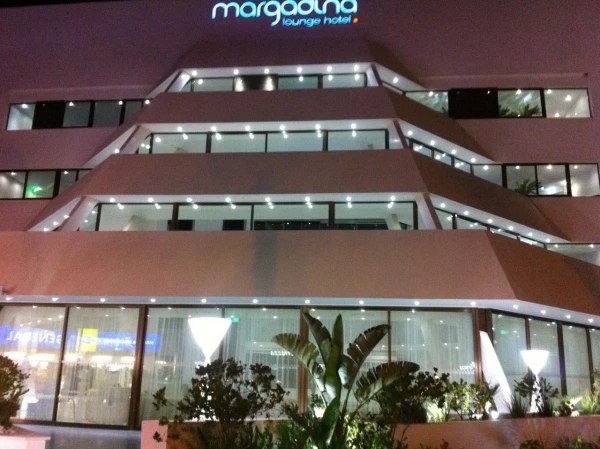 Вид на отель Margadina с главного входа