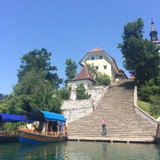 Островок на о.Блед с костёлом и колоколом желаний