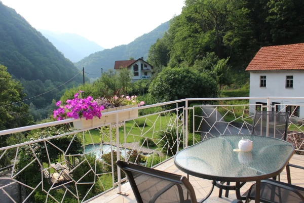 Вид с балкона на долину