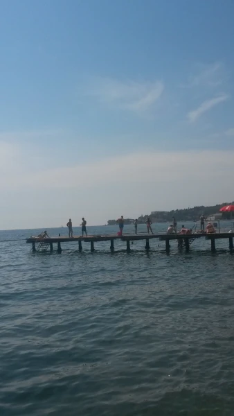 Понтон городского пляжа в Порторож