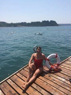 На пирсе городского пляжа Порторож