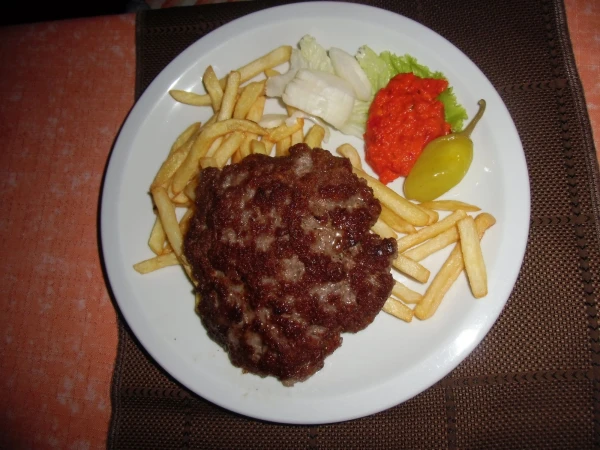 Плескавица с картофелем фри и овощами в Beli Kriz