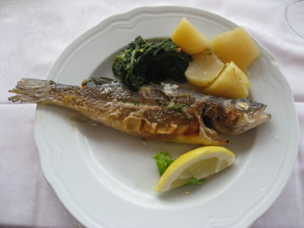 Вкуснейшая рыбка и эта замечательная трава (не шпинат)