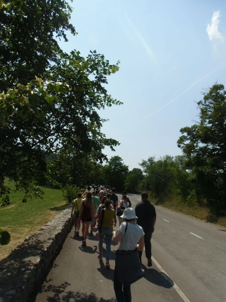 Начало маршрута к пещерам Шкоцьян