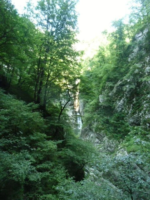 На выходе из пещеры Škocjan Caves, красивый водопад