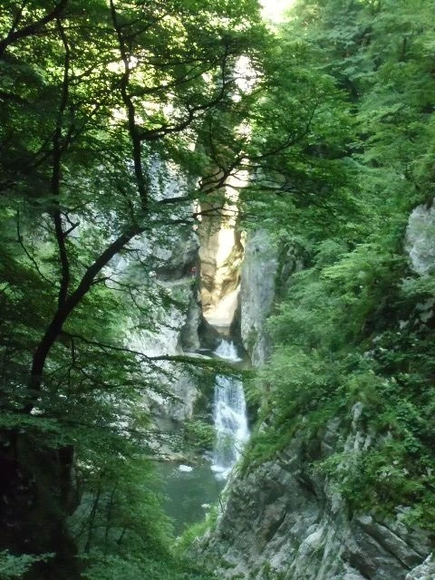 Красивый водопад, на выходе из пещеры Škocjan Caves