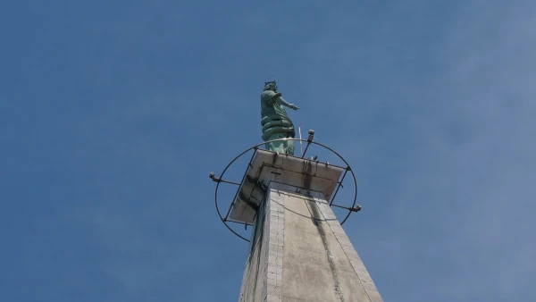 На крыше - статуя Св. Эуфимии, правой рукой показывающая направление ветра