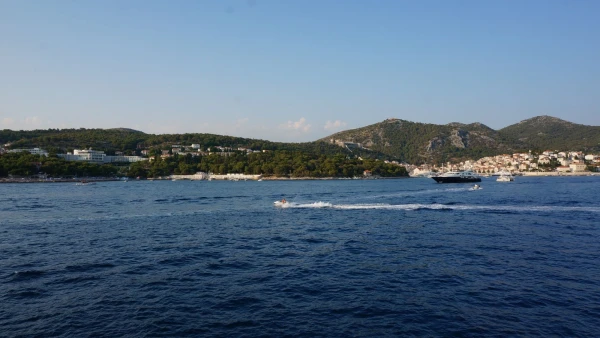 Вид с моря на остров Хвар