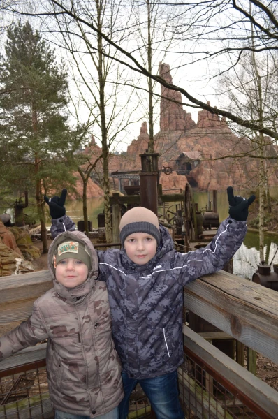 Frontierland. Аттракцион Большая гремящая гора