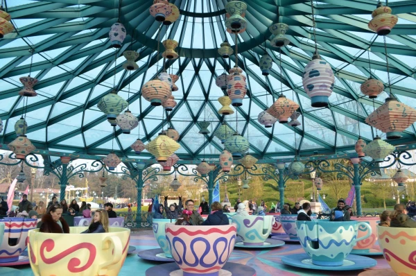 Fantasyland. Аттракцион у Шляпника