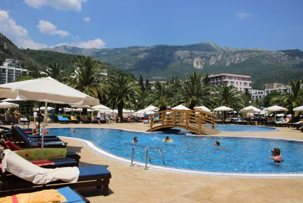 Отель Iberostar Bellevue 4*. Бассейн №2.