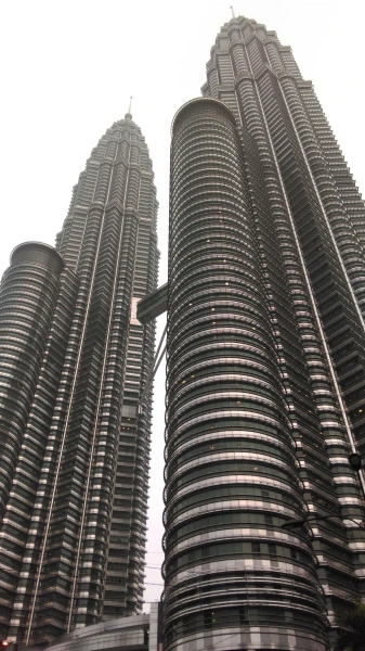 KLCC: Башни Петронас... В дневном смоге...
